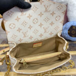 Louis Vuitton Pochette Metis East West M46914 Cream